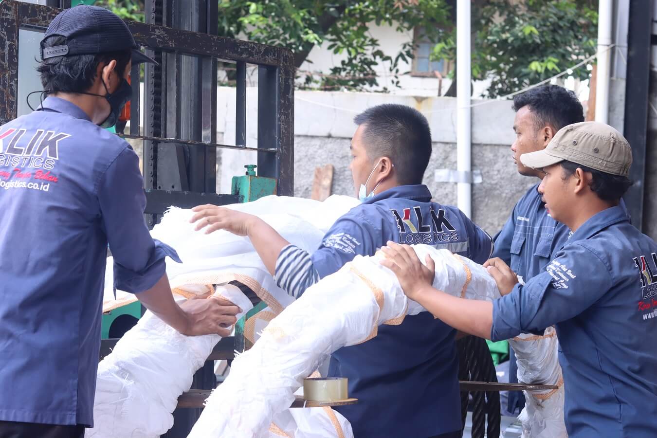 jasa ekspedisi tangerang maluku murah klik logistics