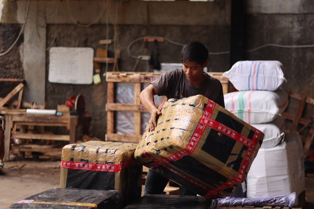 ekspedisi jakarta maluku murah aman dan terjamin klik logistics