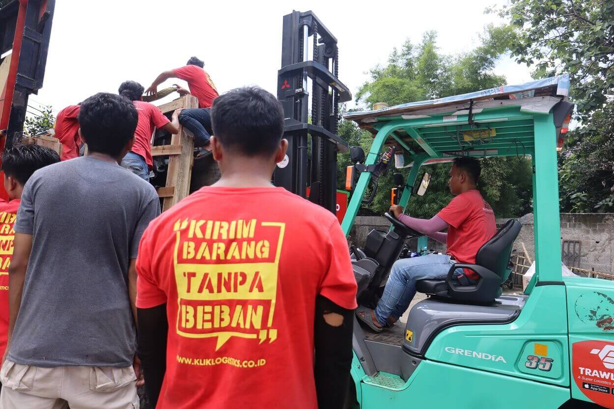 jasa ekspedisi kupang ke sumatera tarif murah dan pasti aman juga berasuransi klik logistics